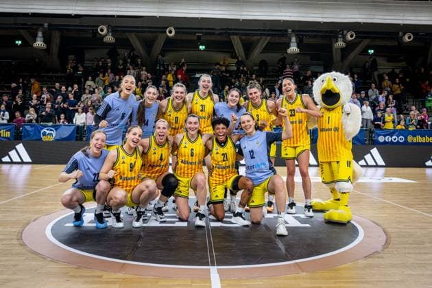 Basketball Berlin 13 12 2025 Season 2025 2026 DBBL 1 Bundesliga Alba Berlin TK Hannover Luchse Cheering Alba after the victory Lilli Schultze Alba, No 16 Greta Scholle Alba, No 14 Nina Rosemeyer Alba, No 11 Abby Muse Alba, No 31 Leoni Kreyenfeld Alba, No 07 Theresa Simon Alba, No 03 Emily Kiser Alba, No 33 Albatros Rosalie Esser Alba, No 22 Jo Raflo Alba, No 09 Tessa Stammberger Alba, No 06 Deeshyra Thomas Alba, No 21 Lena Gohlisch Alba, No 12