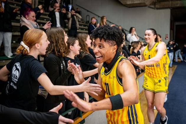 Basketball Berlin 13 12 2025 Season 2025 2026 DBBL 1 Bundesliga Alba Berlin TK Hannover Luchse Cheers Alba after the win Deeshyra Thomas Alba, No 21
