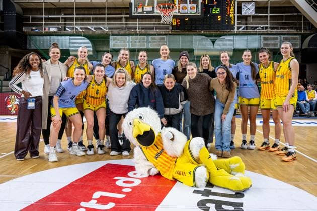 Basketball Berlin 13 12 2025 Season 2025 2026 DBBL 1 Bundesliga Alba Berlin TK Hannover Luchse Cheers Alba after the victory Players from 1 FC Union Berlin Football as guests