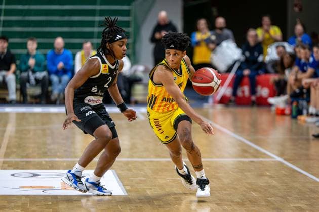 Basketball Berlin 13 12 2025 Season 2025 2026 DBBL 1 Bundesliga Alba Berlin TK Hannover Luchse Deeshyra Thomas Alba, No 21 Lashae Dwyer Hannover, No 02