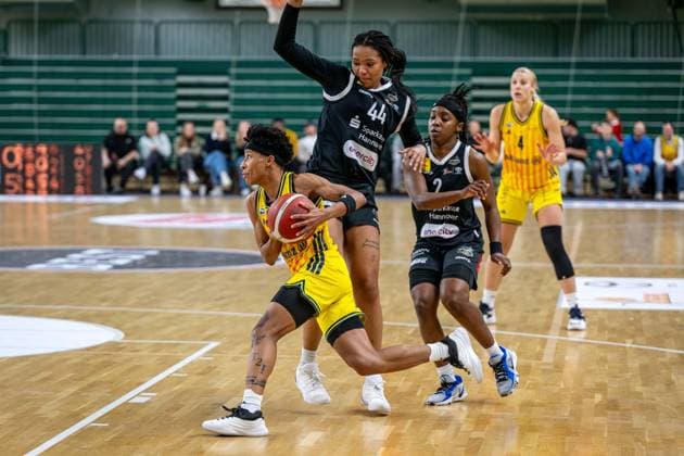Basketball Berlin 13 12 2025 Season 2025 2026 DBBL 1 Bundesliga Alba Berlin TK Hannover Luchse Deeshyra Thomas Alba, No 21 Alyssa Brown Hannover, No 44 Lashae Dwyer Hannover, No 02
