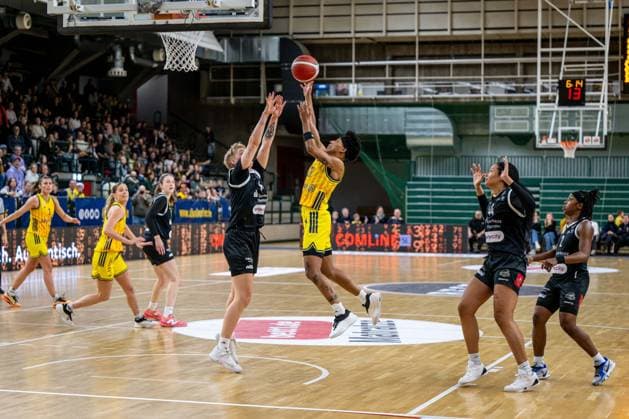 Basketball Berlin 13 12 2025 Season 2025 2026 DBBL 1 Bundesliga Alba Berlin TK Hannover Luchse Deeshyra Thomas Alba, No 21 Leonie Kambach Hannover, No 66