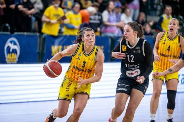 Basketball Berlin 13 12 2025 Season 2025 2026 DBBL 1 Bundesliga Alba Berlin TK Hannover Luchse Theresa Simon Alba, No 03 Rowena Jongeling Hannover, No 12
