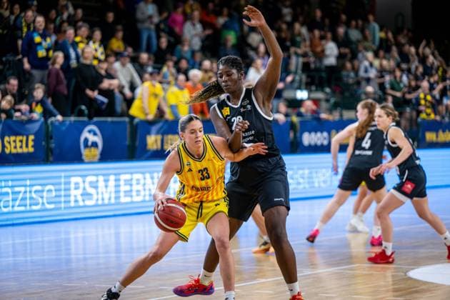 Basketball Berlin 13 12 2025 Season 2025 2026 DBBL 1 Bundesliga Alba Berlin TK Hannover Luchse Emily Kiser Alba, No 33 Serena Manala Hannover, No 20