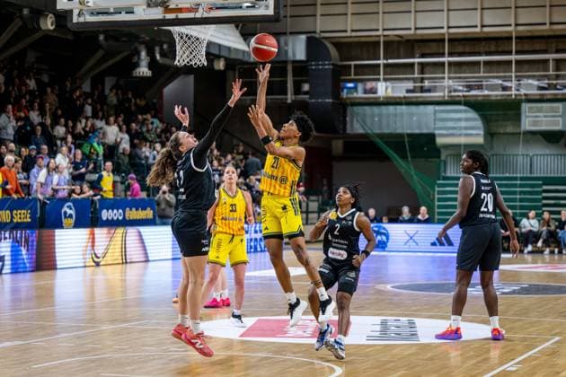 Basketball Berlin 13 12 2025 Season 2025 2026 DBBL 1 Bundesliga Alba Berlin TK Hannover Luchse Deeshyra Thomas Alba, No 21 Rowena Jongeling Hannover, No 12 Lashae Dwyer Hannover, No 02