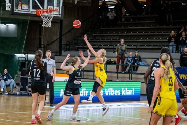 Basketball Berlin 13 12 2025 Season 2025 2026 DBBL 1 Bundesliga Alba Berlin TK Hannover Luchse Marie Bertholdt Alba, No 04 Maira Banko Hannover, No 11