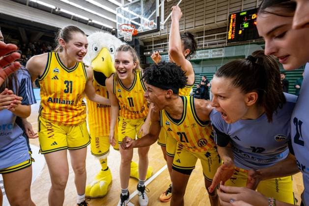 Basketball Berlin 13 12 2025 Season 2025 2026 DBBL 1 Bundesliga Alba Berlin TK Hannover Luchse Cheering Alba after the victory Deeshyra Thomas Alba, No 21 Nina Rosemeyer Alba, No 11 Abby Muse Alba, No 31 Lena Gohlisch Alba, No 12 and others