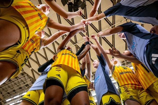 Basketball Berlin 13 12 2025 Season 2025 2026 DBBL 1 Bundesliga Alba Berlin TK Hannover Luchse Cheers Alba after the victory Deeshyra Thomas Alba, No 21 and others