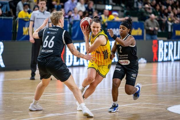 Basketball Berlin 13 12 2025 Season 2025 2026 DBBL 1 Bundesliga Alba Berlin TK Hannover Luchse Lena Gohlisch Alba, No 12 Lashae Dwyer Hannover, No 02 Leonie Kambach Hannover, No 66