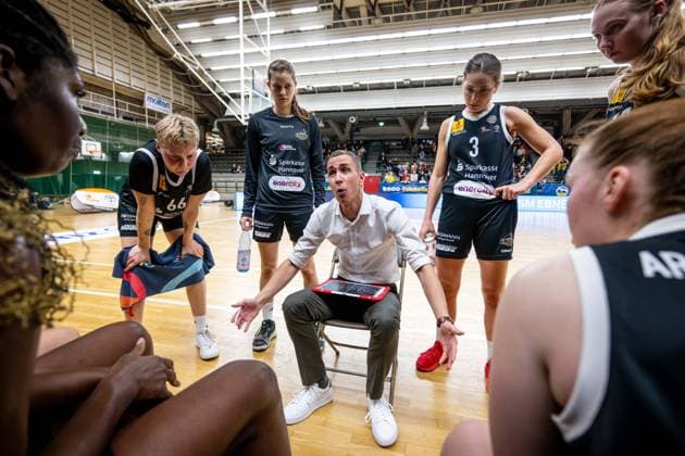 Basketball Berlin 13 12 2025 Season 2025 2026 DBBL 1 Bundesliga Alba Berlin TK Hannover Luchse Jesper Sundberg Hannover, Coach Time out