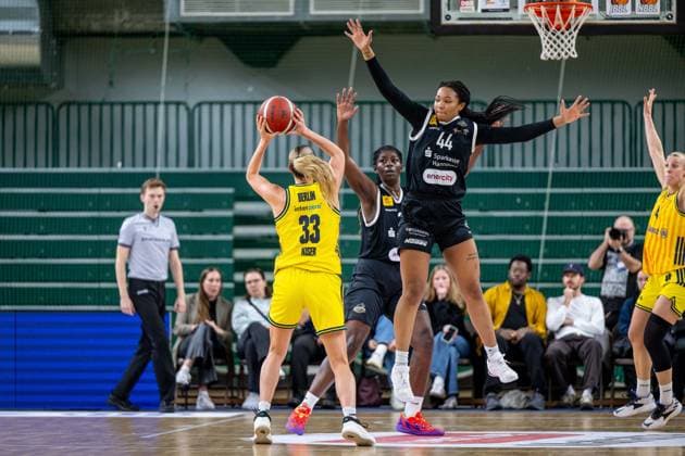 Basketball Berlin 13 12 2025 Season 2025 2026 DBBL 1 Bundesliga Alba Berlin TK Hannover Luchse Emily Kiser Alba, No 33 Alyssa Brown Hannover, No 44