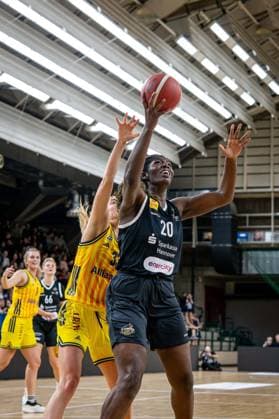 Basketball Berlin 13 12 2025 Season 2025 2026 DBBL 1 Bundesliga Alba Berlin TK Hannover Luchse Serena Manala Hannover, No 20 Emily Kiser Alba, No 33