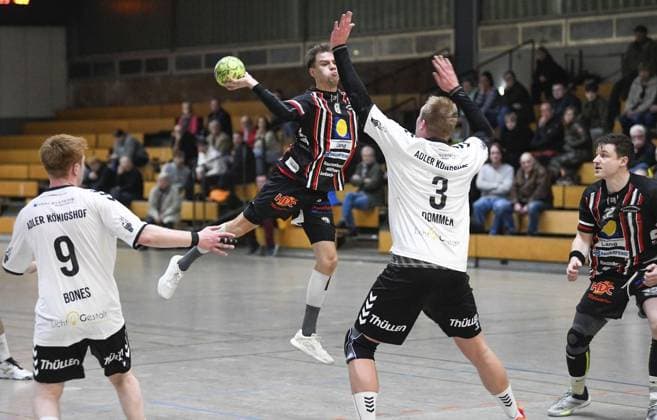 Handball, MTV Rheinwacht Dinslaken DJK Adler Königshof FOR EDITORIAL PURPOSES ONLY p The Dinslaken handball player Frank 08 Mitte in the fight In the handball Oberliga play MTV Rheinwacht Dinslaken against DJK Adler Königshof white jerseys in the Douvermannhalle, on Saturday, 13 12 2025 in Dinslaken Germany NRW Dinslaken Copyright MarkusxJoosten Copyright: MarkusxJoosten doc83op34e2iyw11f7qa523 ,EDITORIAL USE ONLY Copyright: MarkusxJoosten