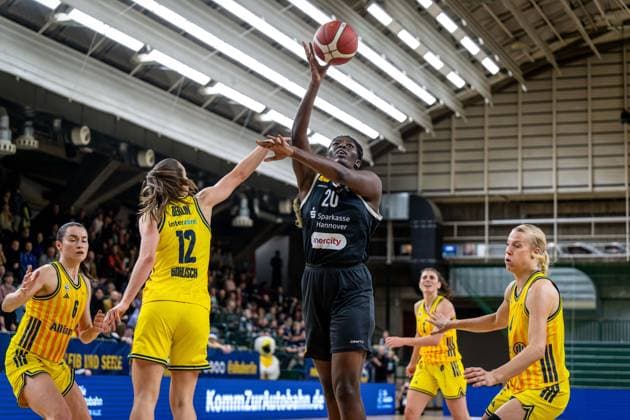 Basketball Berlin 13 12 2025 Season 2025 2026 DBBL 1 Bundesliga Alba Berlin TK Hannover Luchse Serena Manala Hannover, No 20 Lena Gohlisch Alba, No 12