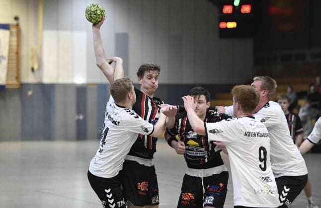 Handball, MTV Rheinwacht Dinslaken DJK Adler Königshof FOR EDITORIAL PURPOSES ONLY p The Dinslaken handball player Maximilian Reede 24 left in the fight In the handball Oberliga play MTV Rheinwacht Dinslaken against DJK Adler Königshof white jerseys in the Douvermannhalle, on Saturday, 13 12 2025 in Dinslaken Germany NRW Dinslaken Copyright MarkusxJoosten Copyright: MarkusxJoosten doc83op34q9vmpzbc0qflv ,EDITORIAL USE ONLY Copyright: MarkusxJoosten