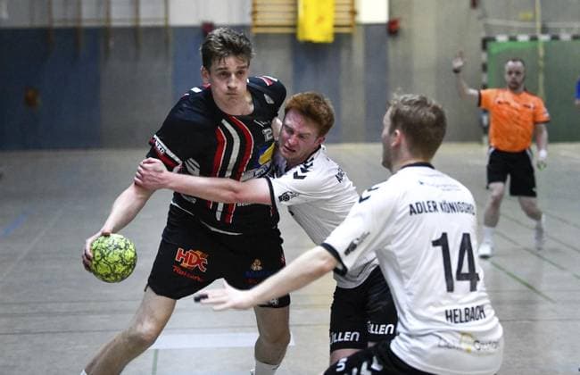 Handball, MTV Rheinwacht Dinslaken DJK Adler Königshof FOR EDITORIAL PURPOSES ONLY p The Dinslaken handball player Maximilian Reede 24 left in the fight In the handball Oberliga play MTV Rheinwacht Dinslaken against DJK Adler Königshof white jerseys in the Douvermannhalle, on Saturday, 13 12 2025 in Dinslaken Germany NRW Dinslaken Copyright MarkusxJoosten Copyright: MarkusxJoosten doc83op34swkpx18uymwgmi ,EDITORIAL USE ONLY Copyright: MarkusxJoosten