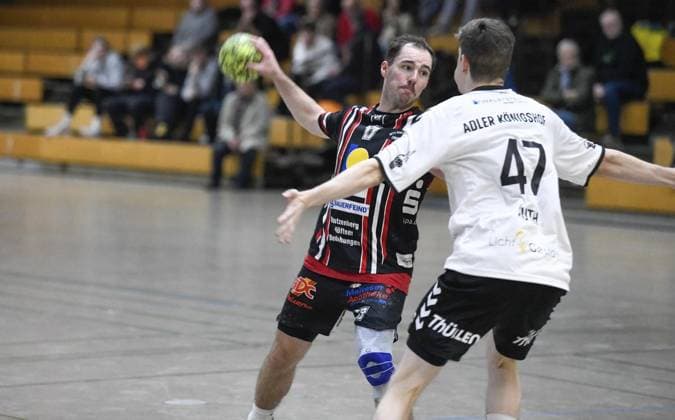Handball, MTV Rheinwacht Dinslaken DJK Adler Königshof FOR EDITORIAL PURPOSES ONLY p The Dinslaken handball player Nils Kruse 17 left in the fight In the handball Oberliga play MTV Rheinwacht Dinslaken against DJK Adler Königshof white jerseys in the Douvermannhalle, on Saturday, 13 12 2025 in Dinslaken Germany NRW Dinslaken Copyright MarkusxJoosten Copyright: MarkusxJoosten doc83op34vjesz4ek00dsq ,EDITORIAL USE ONLY Copyright: MarkusxJoosten