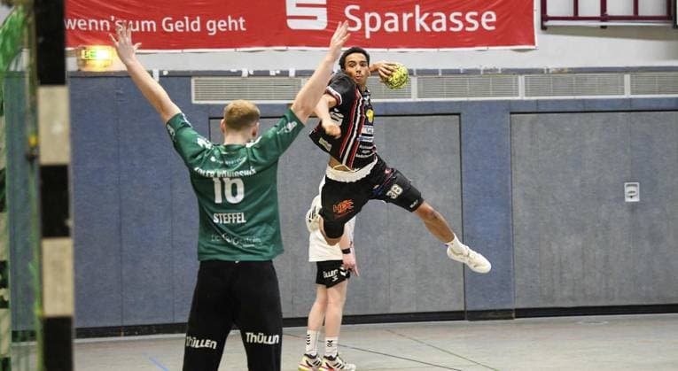 Handball, MTV Rheinwacht Dinslaken DJK Adler Königshof FOR EDITORIAL PURPOSES ONLY p The Dinslaken handball player Linus Mertens 38 right in the fight In the handball Oberliga play MTV Rheinwacht Dinslaken against DJK Adler Königshof white jerseys in the Douvermannhalle, on Saturday, 13 12 2025 in Dinslaken Germany NRW Dinslaken Copyright MarkusxJoosten Copyright: MarkusxJoosten doc83op34xsgb61dxxf89ya ,EDITORIAL USE ONLY Copyright: MarkusxJoosten