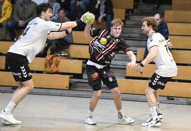 Handball, MTV Rheinwacht Dinslaken DJK Adler Königshof FOR EDITORIAL PURPOSES ONLY p The Dinslaken handball player Nico Czeslik 5 center in the fight In the handball Oberliga play MTV Rheinwacht Dinslaken against DJK Adler Königshof white jerseys in the Douvermannhalle, on Saturday, 13 12 2025 in Dinslaken Germany NRW Dinslaken Copyright MarkusxJoosten Copyright: MarkusxJoosten doc83op34y4p4z11iv877w9 ,EDITORIAL USE ONLY Copyright: MarkusxJoosten