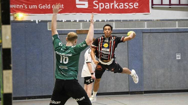 Handball, MTV Rheinwacht Dinslaken DJK Adler Königshof FOR EDITORIAL PURPOSES ONLY p The Dinslaken handball player Linus Mertens 38 right in the fight In the handball Oberliga play MTV Rheinwacht Dinslaken against DJK Adler Königshof white jerseys in the Douvermannhalle, on Saturday, 13 12 2025 in Dinslaken Germany NRW Dinslaken Copyright MarkusxJoosten Copyright: MarkusxJoosten doc83op34zanc416kzofeeh ,EDITORIAL USE ONLY Copyright: MarkusxJoosten
