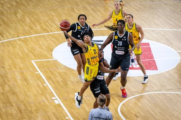 Basketball Berlin 13 12 2025 Season 2025 2026 DBBL 1 Bundesliga Alba Berlin TK Hannover Luchse Deeshyra Thomas Alba, No 21 Lashae Dwyer Hannover, No 02