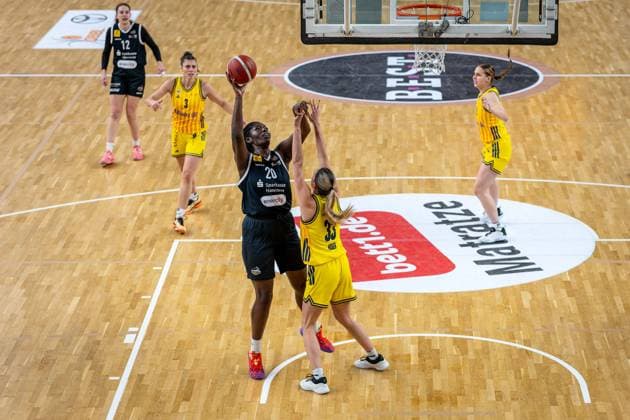 Basketball Berlin 13 12 2025 Season 2025 2026 DBBL 1 Bundesliga Alba Berlin TK Hannover Luchse Serena Manala Hannover, No 20 Emily Kiser Alba, No 33