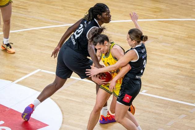 Basketball Berlin 13 12 2025 Season 2025 2026 DBBL 1 Bundesliga Alba Berlin TK Hannover Luchse Theresa Simon Alba, No 03 Serena Manala Hannover, No 20 Lovisa Hjern Hannover, No 03