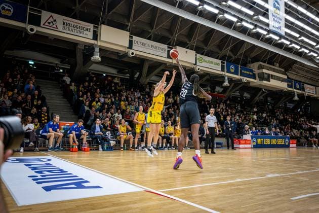 Basketball Berlin 13 12 2025 Season 2025 2026 DBBL 1 Bundesliga Alba Berlin TK Hannover Luchse Nina Rosemeyer Alba, No 11 Serena Manala Hannover, No 20