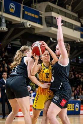 Basketball Berlin 13 12 2025 Season 2025 2026 DBBL 1 Bundesliga Alba Berlin TK Hannover Luchse Lena Gohlisch Alba, No 12 Maira Banko Hannover, No 11 Kolbrun Armannsdottir Hannover, No 04