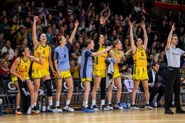 Basketball Berlin 13 12 2025 Season 2025 2026 DBBL 1 Bundesliga Alba Berlin TK Hannover Luchse Jubel Alba Theresa Simon Alba, No 03 Marie Bertholdt Alba, No 04 Greta Scholle Alba, No 14 Rosalie Esser Alba, No 22 Lilli Schultze Alba, No 16 Jo Raflo Alba, No 09 Emily Kiser Alba, No 33 vlnr