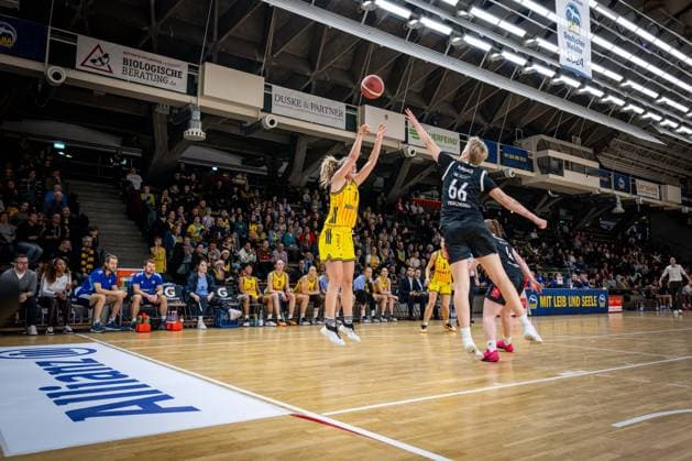 Basketball Berlin 13 12 2025 Season 2025 2026 DBBL 1 Bundesliga Alba Berlin TK Hannover Luchse Nina Rosemeyer Alba, No 11 Leonie Kambach Hannover, No 66