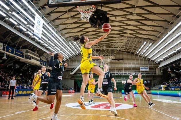Basketball Berlin 13 12 2025 Season 2025 2026 DBBL 1 Bundesliga Alba Berlin TK Hannover Luchse Theresa Simon Alba, No 03 Alyssa Brown Hannover, No 44