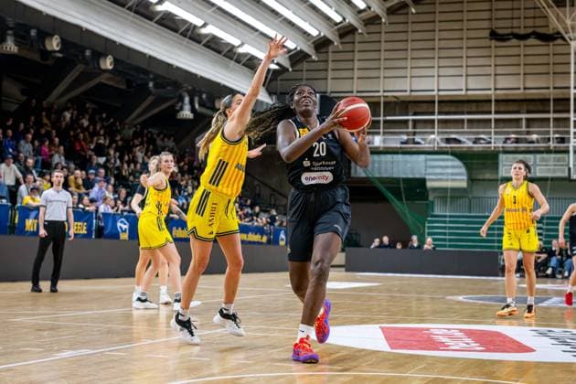 Basketball Berlin 13 12 2025 Season 2025 2026 DBBL 1 Bundesliga Alba Berlin TK Hannover Luchse Serena Manala Hannover, No 20 Emily Kiser Alba, No 33