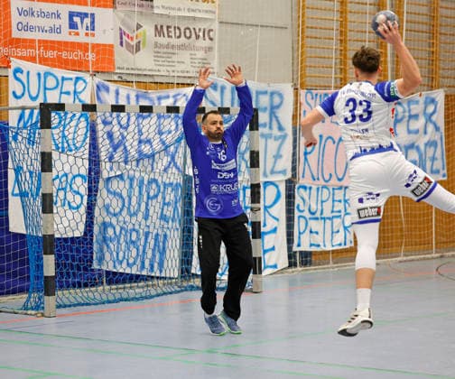 13 12 2025 Handball Men Season 2025 2026 Regionalliga TV Groß Umstadt GSV Eintracht Baunatal 31 26 v li Cornel Vasile Medrea 16 Baunatal Niklas Müller 33 Umstadt Groß Umstadt Hesse Germany