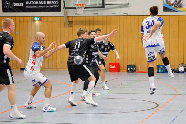 13 12 2025 Handball Men Season 2025 2026 Regionalliga TV Groß Umstadt GSV Eintracht Baunatal 31 26 Pass blind understanding between left David Acic 8 Umstadt right Can Iserinc 34 Umstadt center Mattis Kleine 11 Baunatal Groß Umstadt Hessen Germany