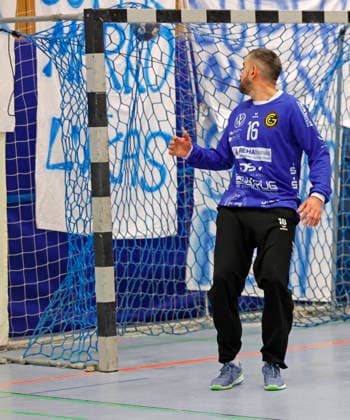 13 12 2025 Handball Men Season 2025 2026 Regionalliga TV Groß Umstadt GSV Eintracht Baunatal 31 26 TW Cornel Vasile Medrea 16 Baunatal watches the ball in the goal Groß Umstadt Hesse Germany