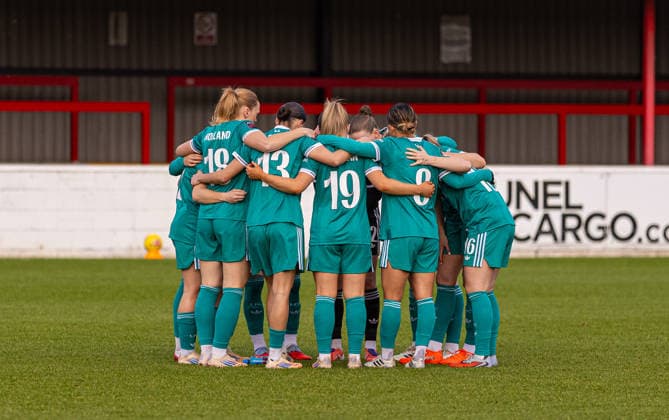 Football - FA Women™s Super League - West Ham United FC Women v Liverpool FC Women LONDON, ENGLAND - Sunday, December 14, 2025: Liverpool players form a pre-match huddle before the FA Women™s Super League match between West Ham United FC Women and Liverpool FC Women at Victoria Road. (Photo by David Rawcliffe Propaganda) LONDON Victoria Road GREATER LONDON ENGLAND  Copyright: xPropagandax P2025-12-14-West_Ham_W_Liverpool_W-86