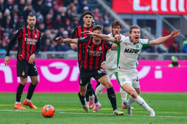 AC Milan vs US Sassuolo Serie A 2025 26 14 12 2025 Matteo Gabbia of AC Milan competes for the ball with Kristian Thorstvedt of US Sassuolo during Serie A 2025 26 football match between AC Milan and US Sassuolo at San Siro Stadium in Milan Copyright: xBEAUTIFULxSPORTS Carabellix