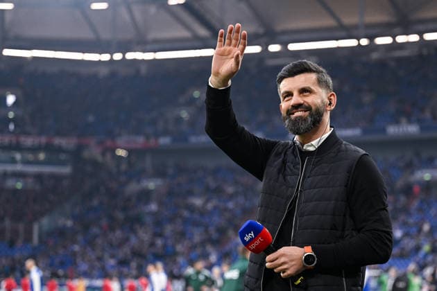14 12 2025, Football, 2 Bundesliga, Season 2025 2026, Matchday 16, FC Schalke 04 1 FC Nürnberg, Coach Miron Muslic FC Schalke 04 beckons xRHR PHOTO YYx Copyright: KROEGER RHR-FOTOx RHR-FOTO YY