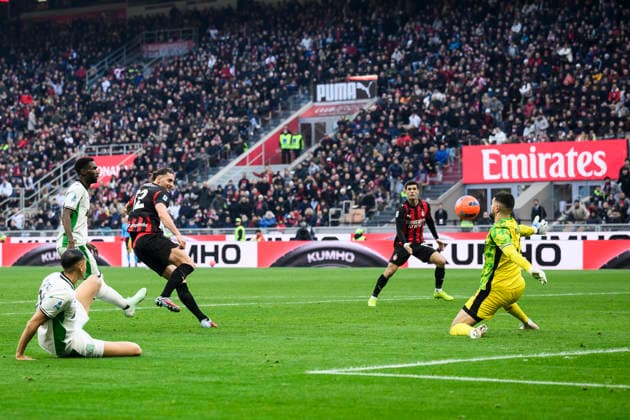 AC Milan v US Sassuolo - Serie A Arijanet Muric of US Sassuolo saves on Adrien Rabiot of AC Milan during the Serie A football match between AC Milan and US Sassuolo. Milan Italy Copyright: xNicolòxCampox