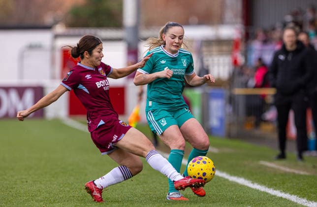 Football - FA Women™s Super League - West Ham United FC Women v Liverpool FC Women LONDON, ENGLAND - Sunday, December 14, 2025: Liverpool s Lily Woodham (R) is challenged by West Ham United s Yu Endo during the FA Women™s Super League match between West Ham United FC Women and Liverpool FC Women at Victoria Road. (Photo by David Rawcliffe Propaganda) LONDON Victoria Road GREATER LONDON ENGLAND  Copyright: xPropagandax P2025-12-14-West_Ham_W_Liverpool_W-100