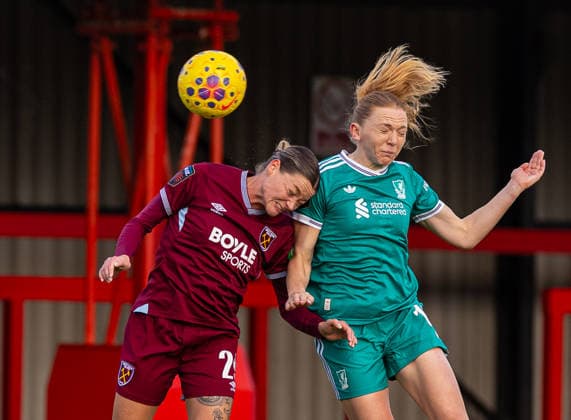 Football - FA Women™s Super League - West Ham United FC Women v Liverpool FC Women LONDON, ENGLAND - Sunday, December 14, 2025: West Ham United s Verena Hanshaw (L) challenges for a header with Liverpool s Ceri Holland during the FA Women™s Super League match between West Ham United FC Women and Liverpool FC Women at Victoria Road. (Photo by David Rawcliffe Propaganda) LONDON Victoria Road GREATER LONDON ENGLAND  Copyright: xPropagandax P2025-12-14-West_Ham_W_Liverpool_W-101