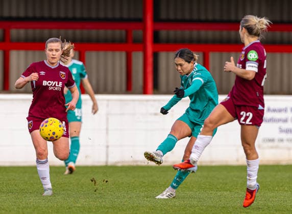 Football - FA Women™s Super League - West Ham United FC Women v Liverpool FC Women LONDON, ENGLAND - Sunday, December 14, 2025: Liverpool s FÅ«ka Nagano shoots during the FA Women™s Super League match between West Ham United FC Women and Liverpool FC Women at Victoria Road. (Photo by David Rawcliffe Propaganda) LONDON Victoria Road GREATER LONDON ENGLAND  Copyright: xPropagandax P2025-12-14-West_Ham_W_Liverpool_W-104