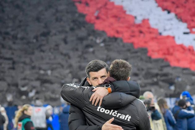 Hug Miron Muslic Schalke Miroslav Klose Nuernberg 14 12 2025 Soccer FC Schalke 04 vs 1 FC Nuernberg, Veltins Arena, Gelsenkirchen, DFB DFL REGULATIONS PROHIBIT ANY USE OF PHOTOGRAPHS AS IMAGE SEQUENCES AND OR QUASI VIDEO Copyright: xpepphotox xHorstxMauelshagenx pep00321, pep_20251214_hm_237323