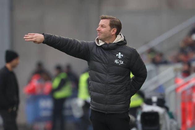 2025 12 14 xjfx 2 Bundesliga SV Darmstadt 98 SC Preussen Muenster v l , head coach, coach Florian Kohfeldt SV Darmstadt 98 gives instructions, gesticulates, gesticulate with arms gives instructions, gesticulate DFL DFB REGULATIONS PROHIBIT ANY USE OF PHOTOGRAPHS as IMAGE SEQUENCES and or QUASI VIDEO Copyright: JoaquimxFerreira