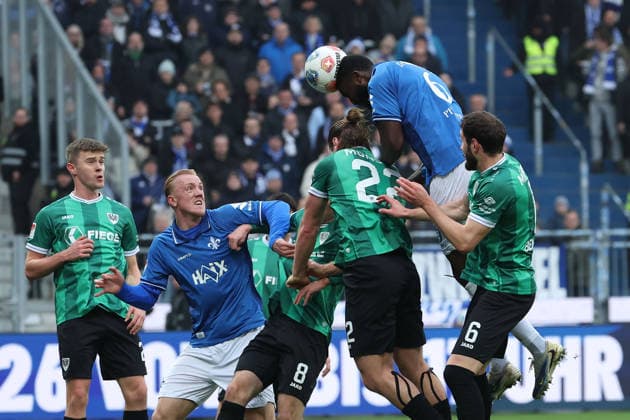2025 12 14 xjfx 2 Bundesliga SV Darmstadt 98 SC Preussen Muenster v l , Jannis Heuer Preussen Muenster , Patric Pfeiffer SV Darmstadt 98 Kopfball, Kopfballduell DFL DFB REGULATIONS PROHIBIT ANY USE OF PHOTOGRAPHS as IMAGE SEQUENCES and or QUASI VIDEO Copyright: JoaquimxFerreira