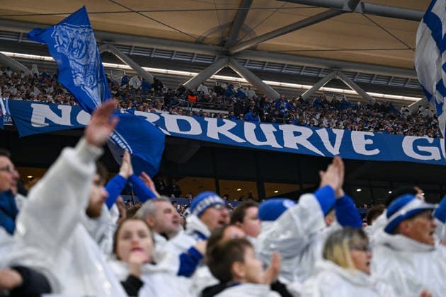 14 12 2025, Football, 2 Bundesliga, Season 2025 2026, Matchday 16, FC Schalke 04 1 FC Nürnberg, Nordkurve sign, Fans wear ponchos, xRHR PHOTO YYx Copyright: KROEGER RHR-FOTOx RHR-FOTO YY
