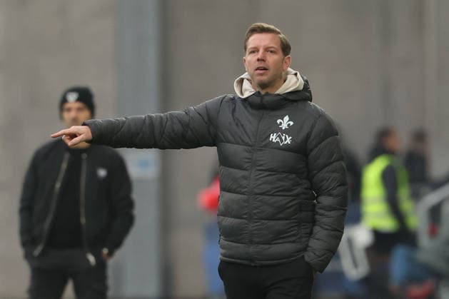 2025 12 14 xjfx 2 Bundesliga SV Darmstadt 98 SC Preussen Muenster v l , head coach, coach Florian Kohfeldt SV Darmstadt 98 gives instructions, gesticulates, gesticulate with arms gives instructions, gesticulate DFL DFB REGULATIONS PROHIBIT ANY USE OF PHOTOGRAPHS as IMAGE SEQUENCES and or QUASI VIDEO Copyright: JoaquimxFerreira