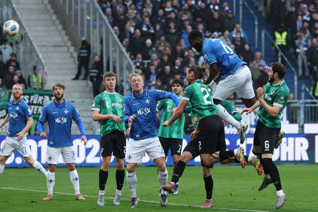 2025 12 14 xjfx 2 Bundesliga SV Darmstadt 98 SC Preussen Muenster v l , Jannis Heuer Preussen Muenster , Patric Pfeiffer SV Darmstadt 98 Kopfball, Kopfballduell DFL DFB REGULATIONS PROHIBIT ANY USE OF PHOTOGRAPHS as IMAGE SEQUENCES and or QUASI VIDEO Copyright: JoaquimxFerreira