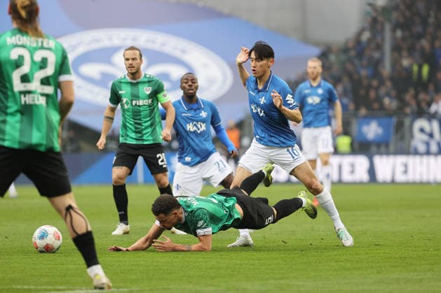14 12 2025, xtvx, Fußball 2 Bundesliga, SV Darmstadt 98 Preußen Münster v l Yassine Bouchama Preussen Muenster Hiroki Akiyama SV Darmstadt 98 Zweikampf, Duell, duel, tackle, compete DFL DFB REGULATIONS PROHIBIT ANY USE OF PHOTOGRAPHS as IMAGE SEQUENCES and or QUASI VIDEO Darmstadt